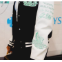 Chaqueta de cuero sintético con parches bordados y parches personalizados, estilo béisbol universitario.