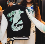 Chaqueta de cuero sintético con parches bordados y parches personalizados, estilo béisbol universitario.