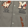 Chaqueta de cuero sintético con parches bordados y parches personalizados, estilo béisbol universitario.