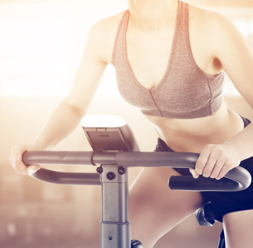 Le vélo de spinning ES-7912 pour un usage domestique : une option cardio compacte et polyvalente