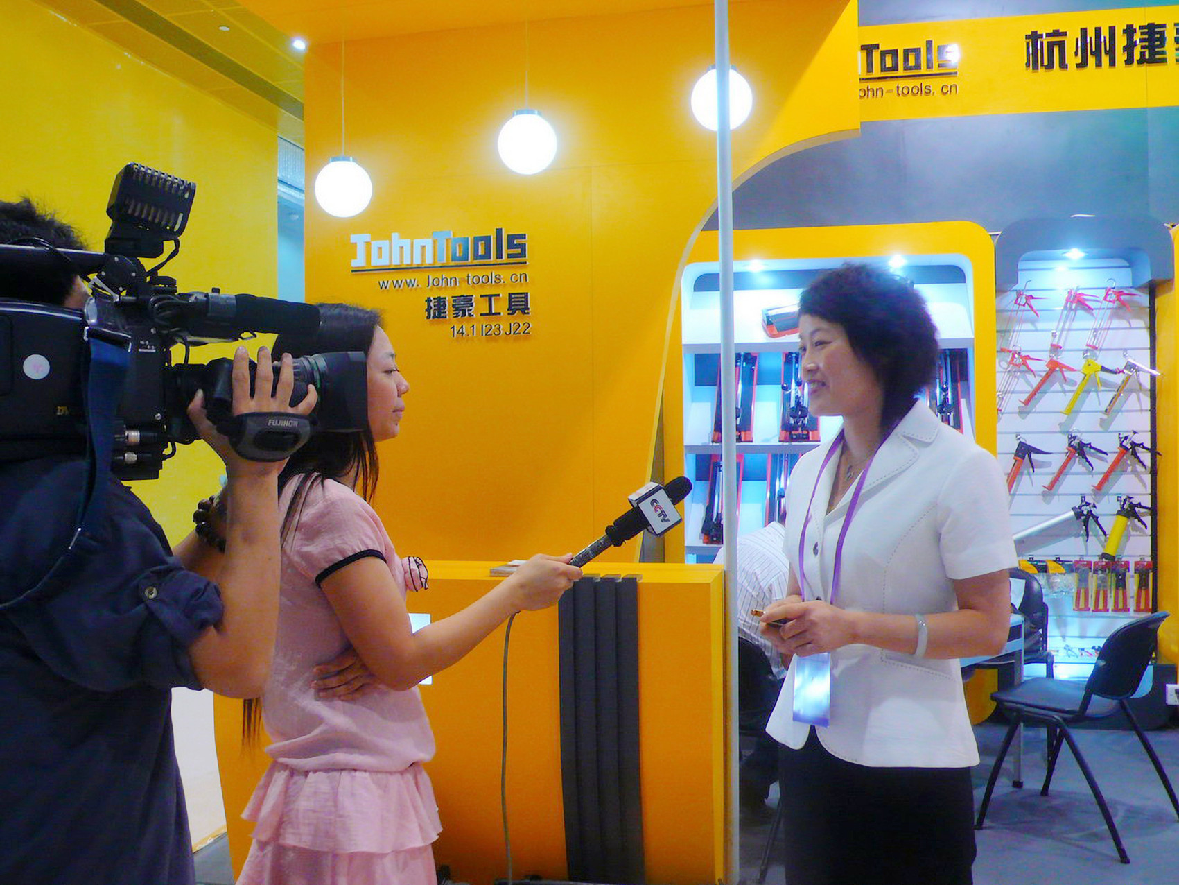 Ms. Hu, the founder, was interviewed by a CCTV reporter.