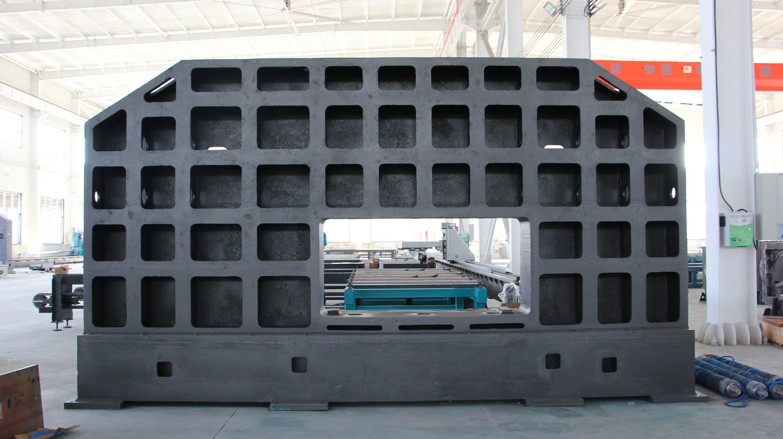 Monolithic cast machine bed of the YOMI 3D beam drilling machine