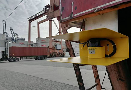 LiDAR Safeguarding Operation of Dock Cranes