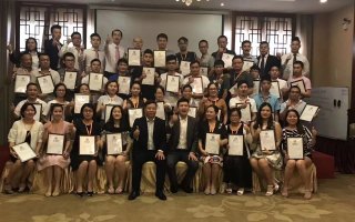 Nell'agosto 2017, DADISICK ha assunto formatori professionisti per guidare l'efficienza lavorativa dei membri del nostro team.