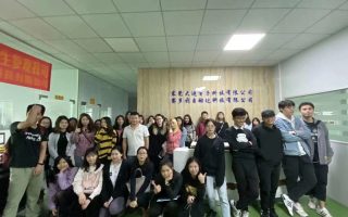 Nel dicembre 2019, gli studenti del Dipartimento di Lingua Straniera dell'Università di Scienza e Tecnologia del Guangdong hanno visitato la nostra azienda.