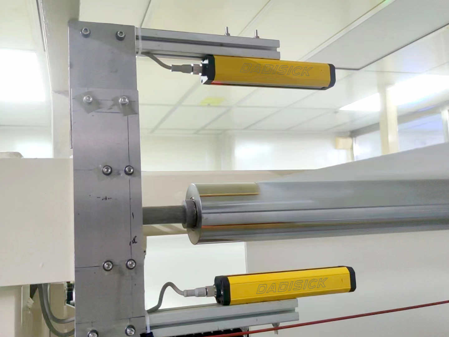 Guarding the Textile Industry: Enhancing Safety with QL40/05-195RA Safety Light Curtains