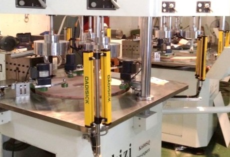 Zastosowanie czujnika świetlnej kurtyny bezpieczeństwa DADISICK na maszynie polerskiej