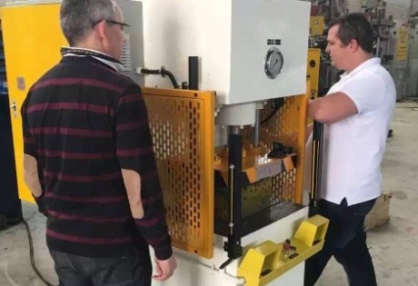 Instalace bezpečnostní světelné clony DADISICK na hydraulický lis