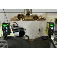 Ottimizzazione delle linee di produzione: i sensori ottici migliorano la planarità del prodotto