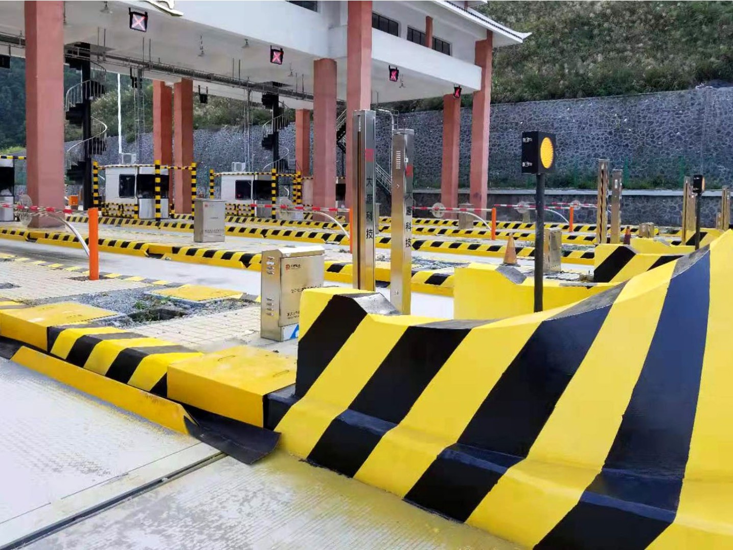 Vehicle Separation Light Curtains for Perimeter Protection at Highway Toll Station Entrances and Exits