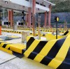 Světelné závěsy oddělující vozidla pro obvodovou ochranu na vjezdech a výjezdech z dálničních mýtných stanic