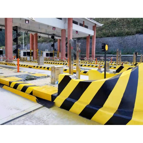 高速道路料金所の入口と出口の周囲を保護するための車両分離ライトカーテン