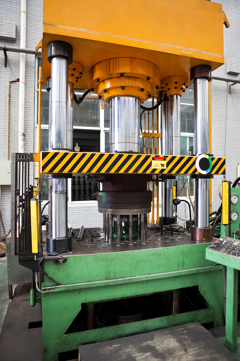 Safety Light Curtain Protects the Surroundings of Hydraulic Presses