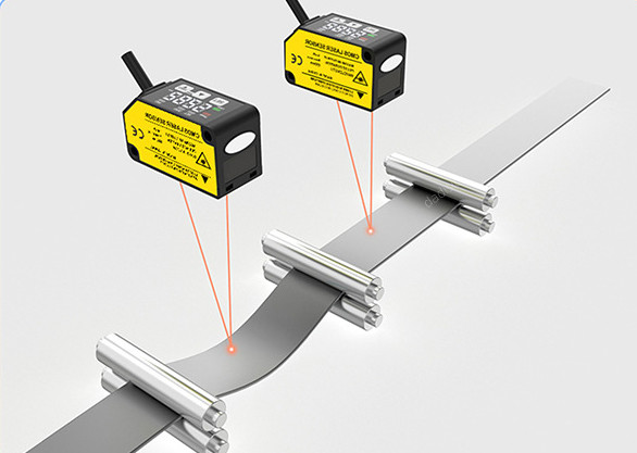 Displacement sensor for flatness detection