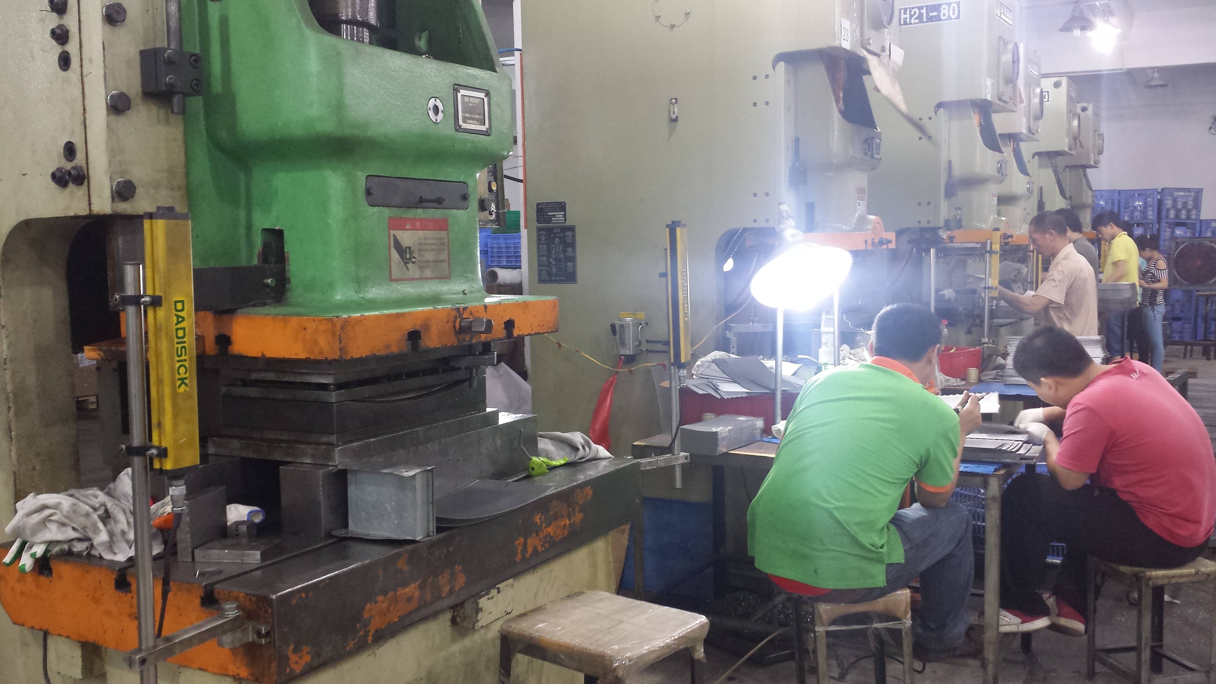 Safety Light Curtain Protects the Surroundings of Hydraulic Presses