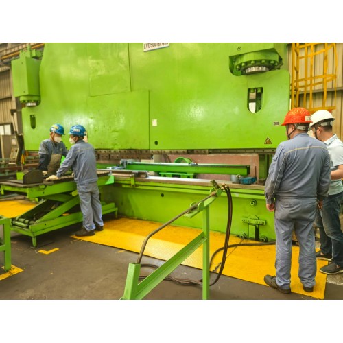 大型曲げ加工機への安全ライトカーテンの応用