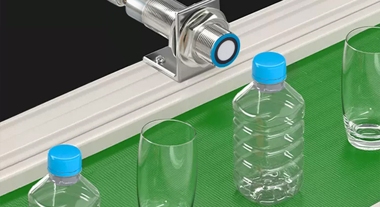 Ultrasonic sensor detection of transparent glass bottles