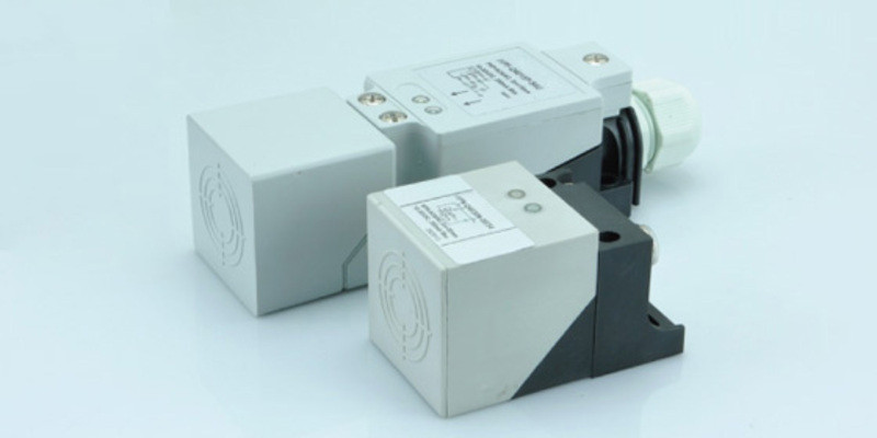 Quadratischer induktiver Näherungssensor