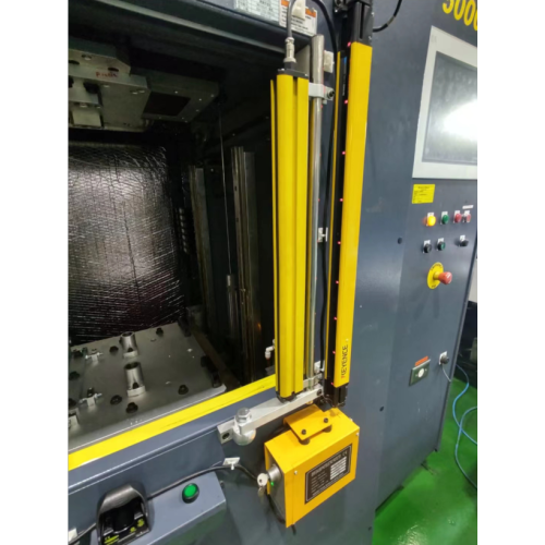 セーフティ ライト カーテンはセーフティ リレーとどのように連携して動作しますか?