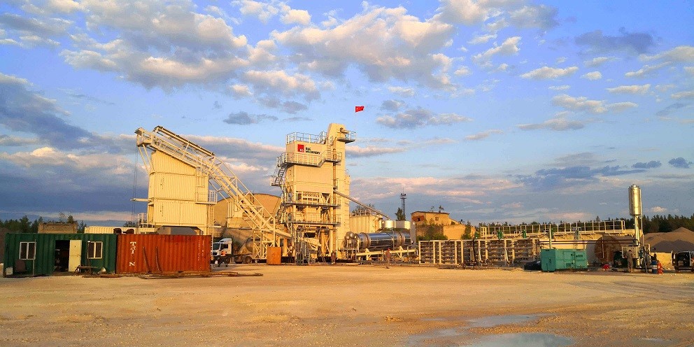 La planta mezcladora de asfalto DGC2500 de D&G Machinery ha sido erigida en Rusia para un mejor servicio