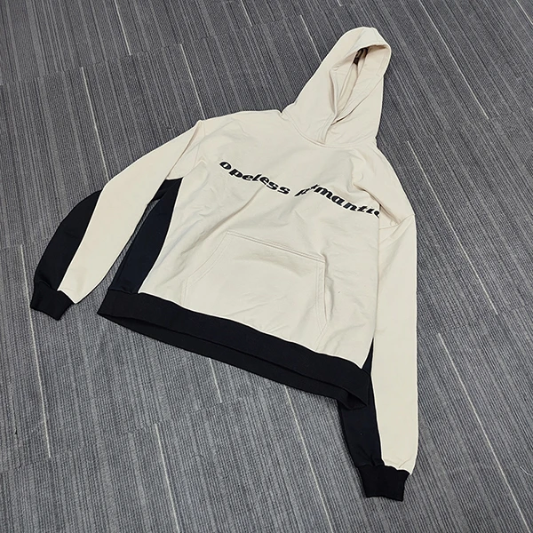Beige-weißer Kapuzenpullover