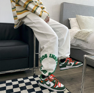 gros pantalons crème pour hommes avec usine de broderie chenille | fabricants de vêtements hip hop