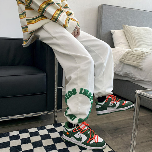 Großhandel cremefarbene Herrenhosen mit Chenille-Stickerei | Hersteller von Hip-Hop-Bekleidung