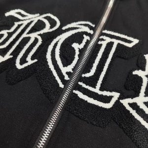 maßgeschneiderter Slim-Fit-Kapuzenpullover für Herren mit Chenille-Stickerei-Lieferant | Großhandel für Herrenbekleidung aus China