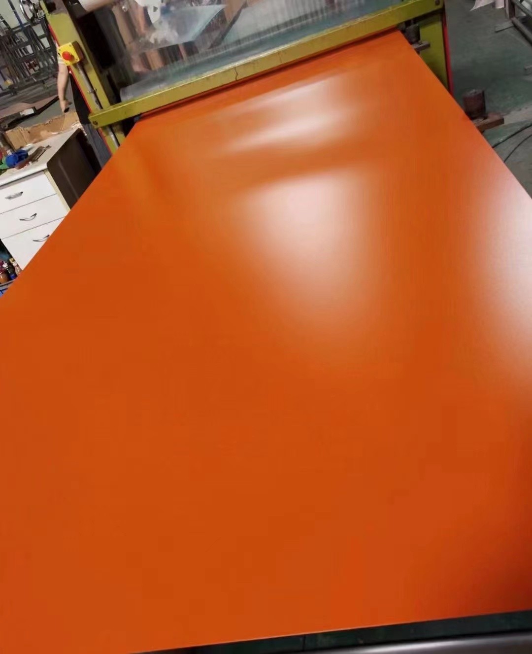 Can customized aluminum products be painted or coated in different colors?