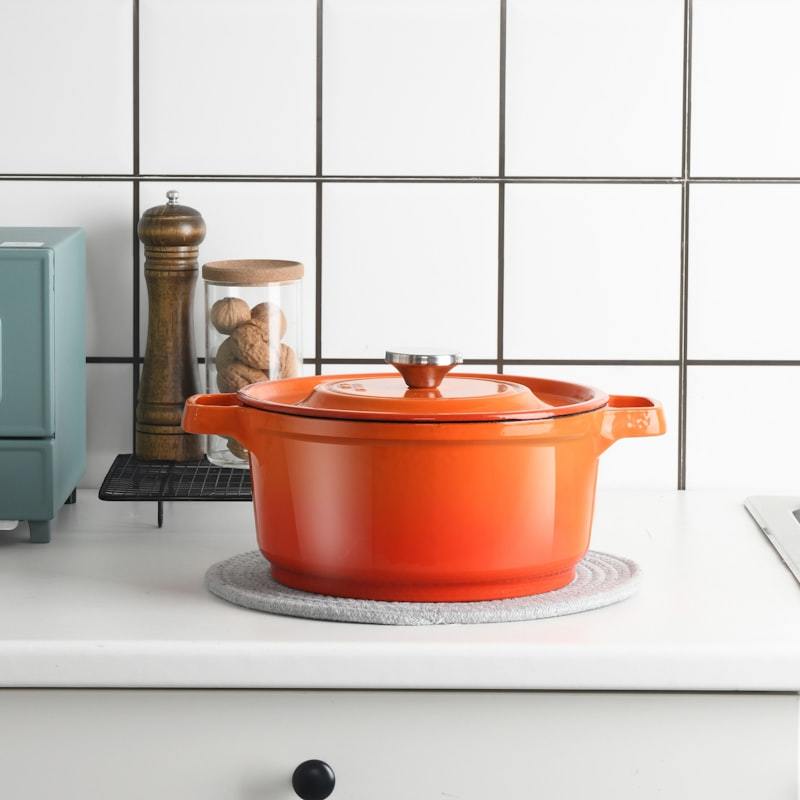 Electric cooking zone with red glow heating element on a gas and electric combined hob