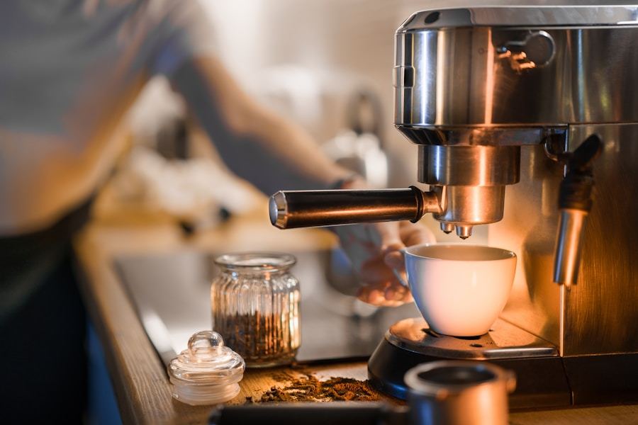 Coffee maker producing a cup of coffee with consistent brewing output
