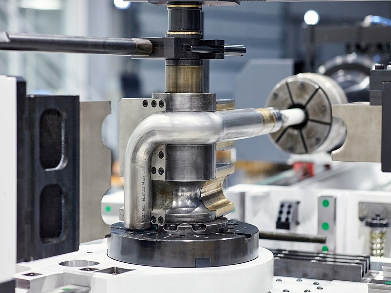 Dobladora de tubos CNC con soporte para carga robótica