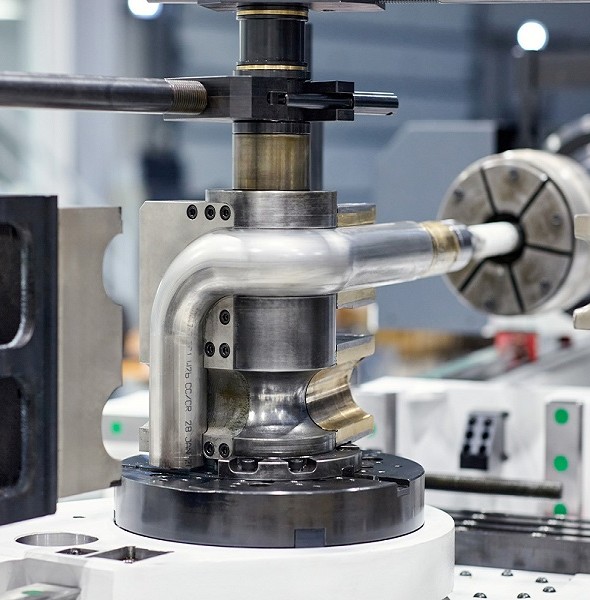 Dobladora de tubos CNC con soporte para carga robótica