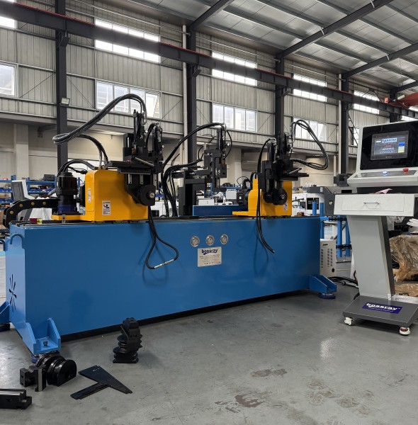 Dobladora de tubos CNC DB-38A de doble cabezal con movimiento automático