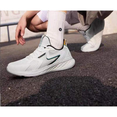 New trendy well ventilaed men sports shoes