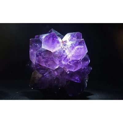 The original rock of natural amethyst Amethyst Purple ore