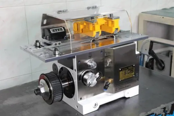 Gripper feeder on workshop table