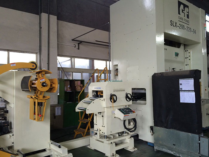 Thin Plate Uncoiling Straightener Feeder Machine working with high speed press