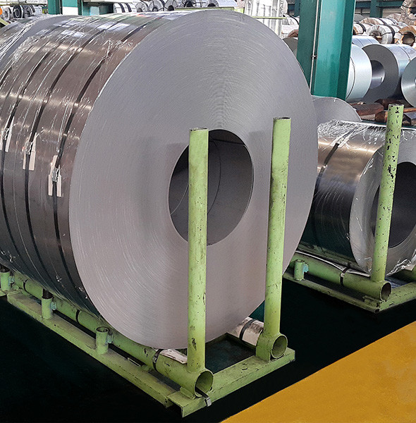 Použití odvíječe pro řízení odvíjení nevodivého materiálu