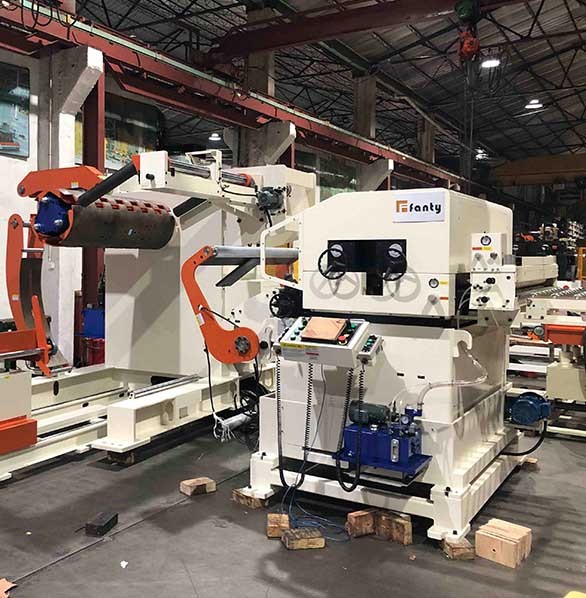 De Ce să Alegi o Deruloare cu Servo Feeder pentru Linia Ta de Producție?