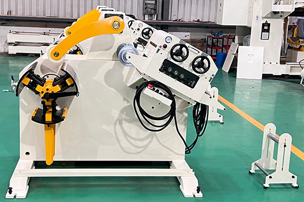 straightening rolls inside an NC servo straightener leveling steel strip