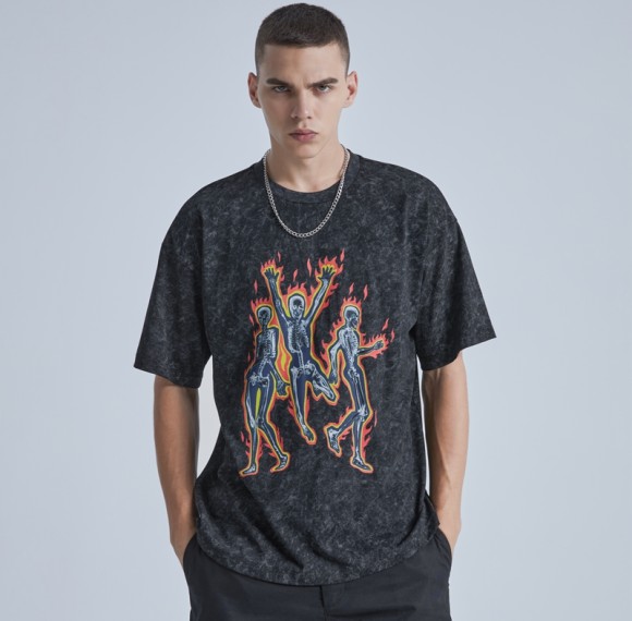 Gewaschene T-Shirts. Gewaschene T-Shirts mit individuellem Vintage-Grafikdruck für Herren