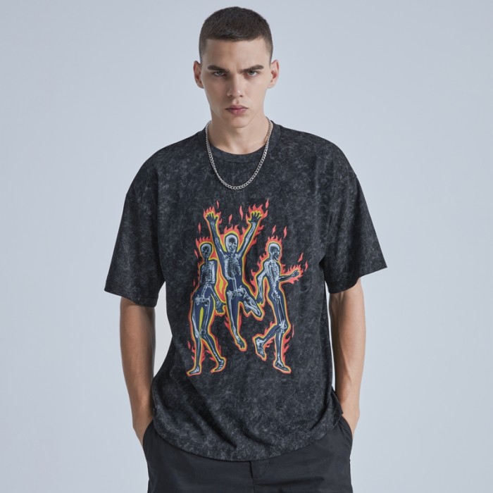 Gewaschene T-Shirts. Gewaschene T-Shirts mit individuellem Vintage-Grafikdruck für Herren