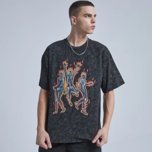 Gewaschene T-Shirts. Gewaschene T-Shirts mit individuellem Vintage-Grafikdruck für Herren