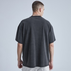 Herstellung kundenspezifischer Skelett-Grafik-T-Shirts. Dunkle T-Shirts mit verschneitem Vintage-Grafikdruck