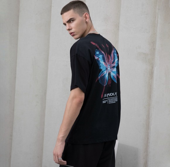 Herstellung von T-Shirts mit individuellem Schmetterlingsdruck | Dunkle T-Shirts aus Baumwolle mit Siebdruckgrafik