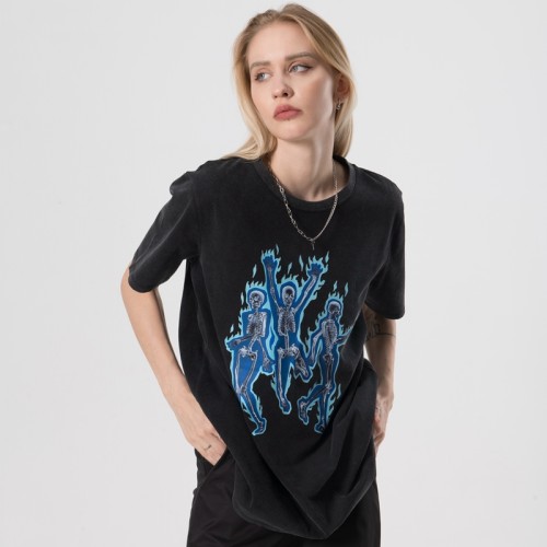 Производство модных женских футболок с графическим рисунком | Лучшие уличные футболки | Черные футболки с термотрансферным принтом, стирающим снег
