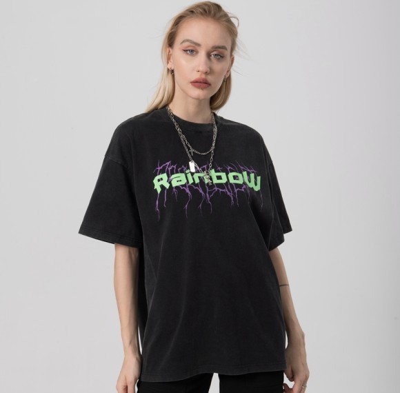 Individuelle Kurzarm-T-Shirts. Individuelles T-Shirt mit dunklem Heißtransferdruck