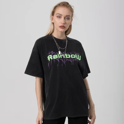 Individuelle Kurzarm-T-Shirts. Individuelles T-Shirt mit dunklem Heißtransferdruck