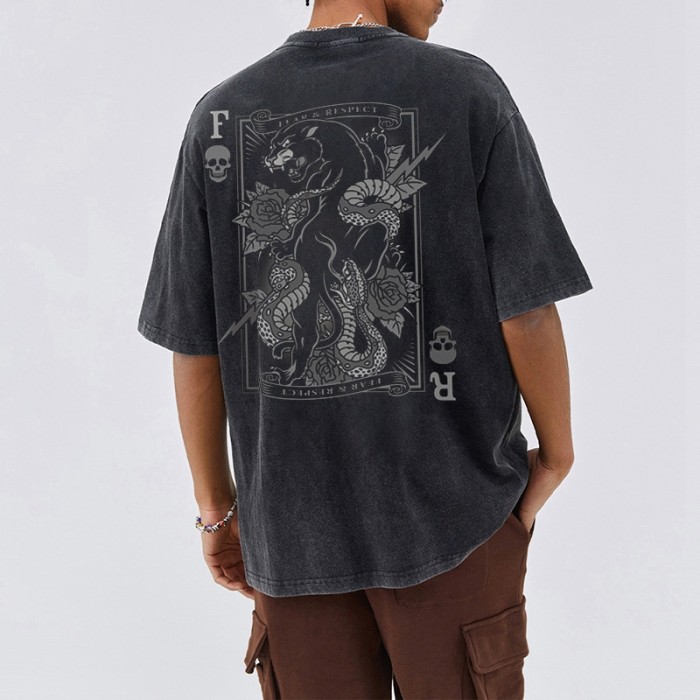 Herstellung von bedruckten T-Shirts. Gewaschene T-Shirts mit Tierweißtintendruck